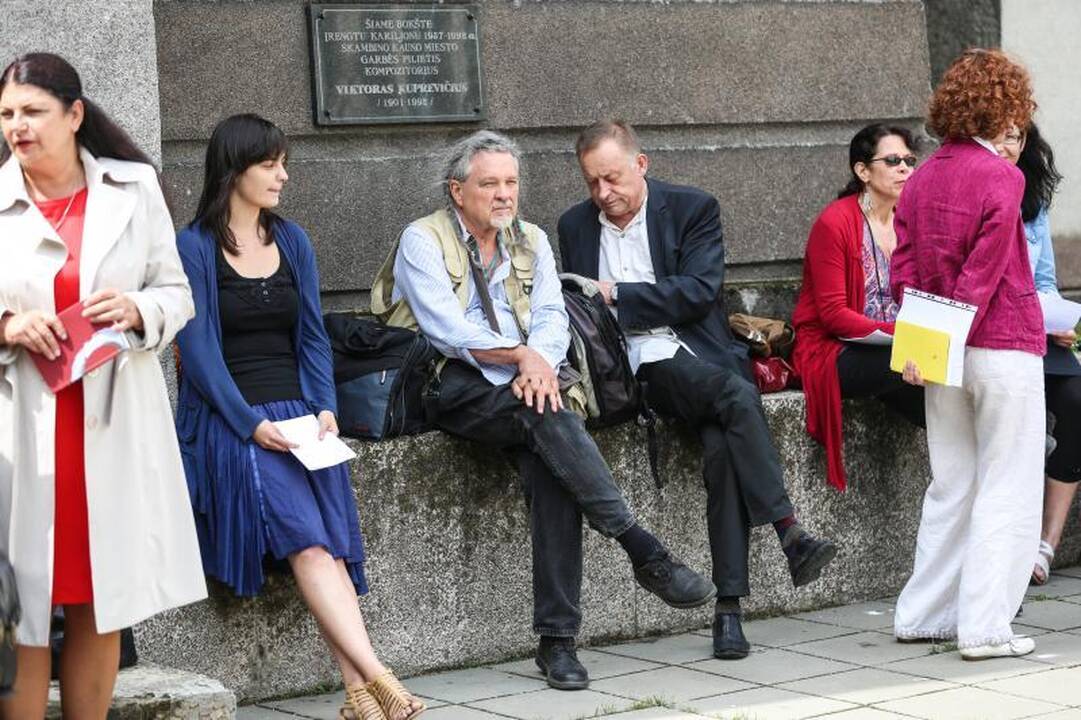 Ąžuolo vainikas papuošė trapius poetės T. Marcinkevičiūtės pečius