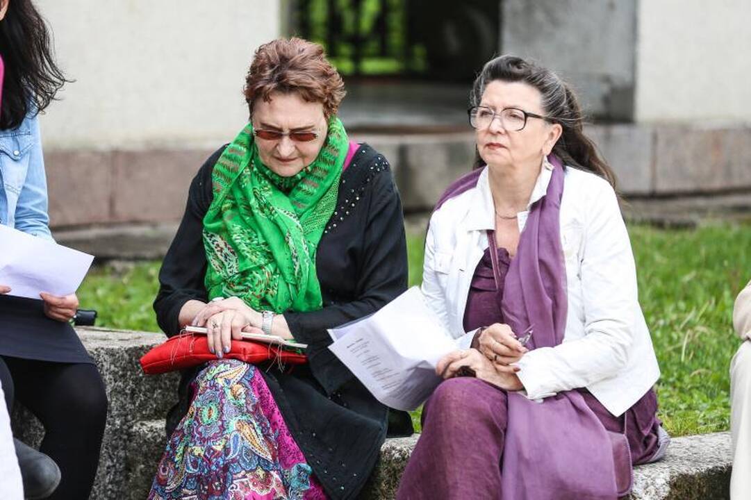 Ąžuolo vainikas papuošė trapius poetės T. Marcinkevičiūtės pečius
