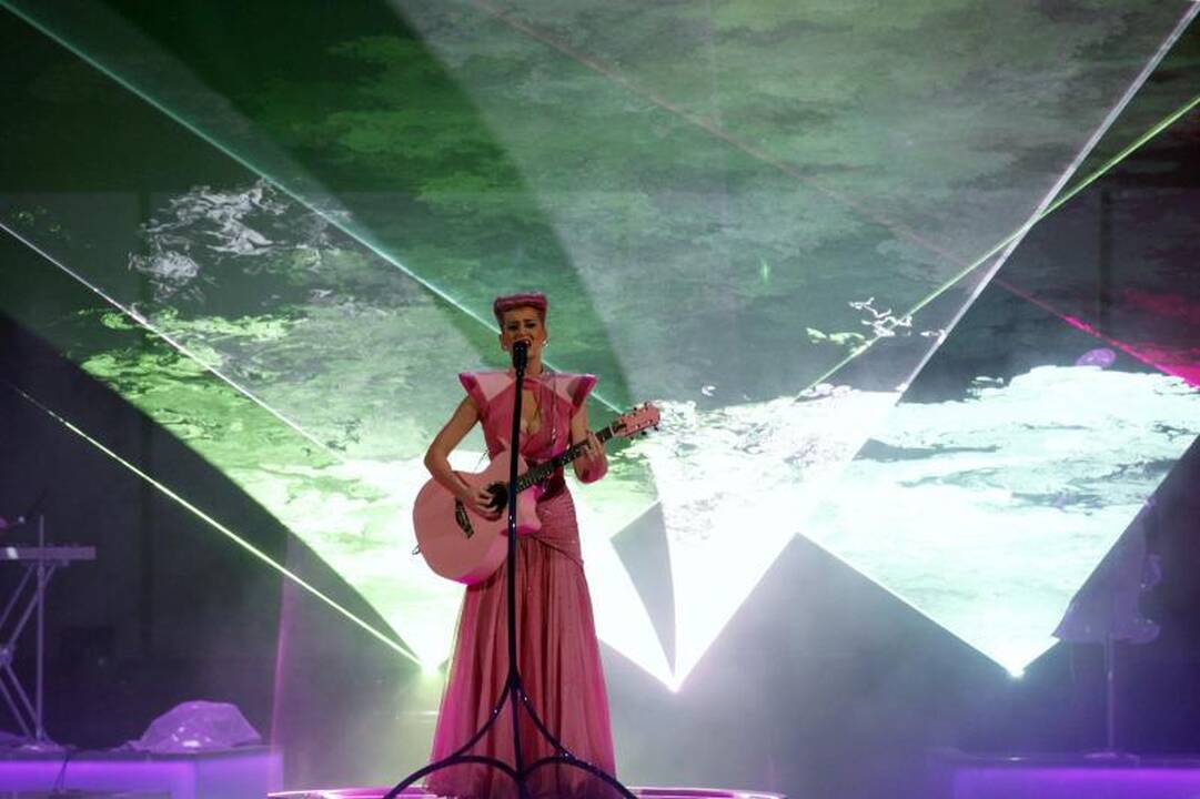 Per Amerikos muzikos apdovanojimus labiausiai žibėjo T.Swift ir Adele