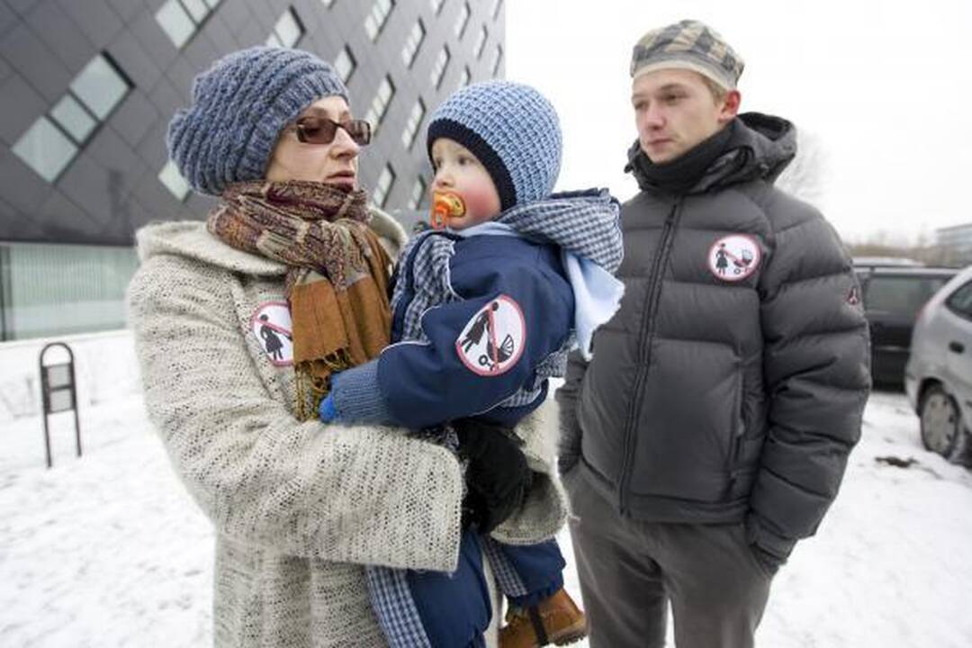 Tėvai su vaikiškais karsteliais susirinko prie prokuratūrų (papildyta)