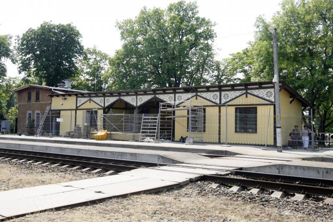 Atsinaujino  Girulių geležinkelio stotis  