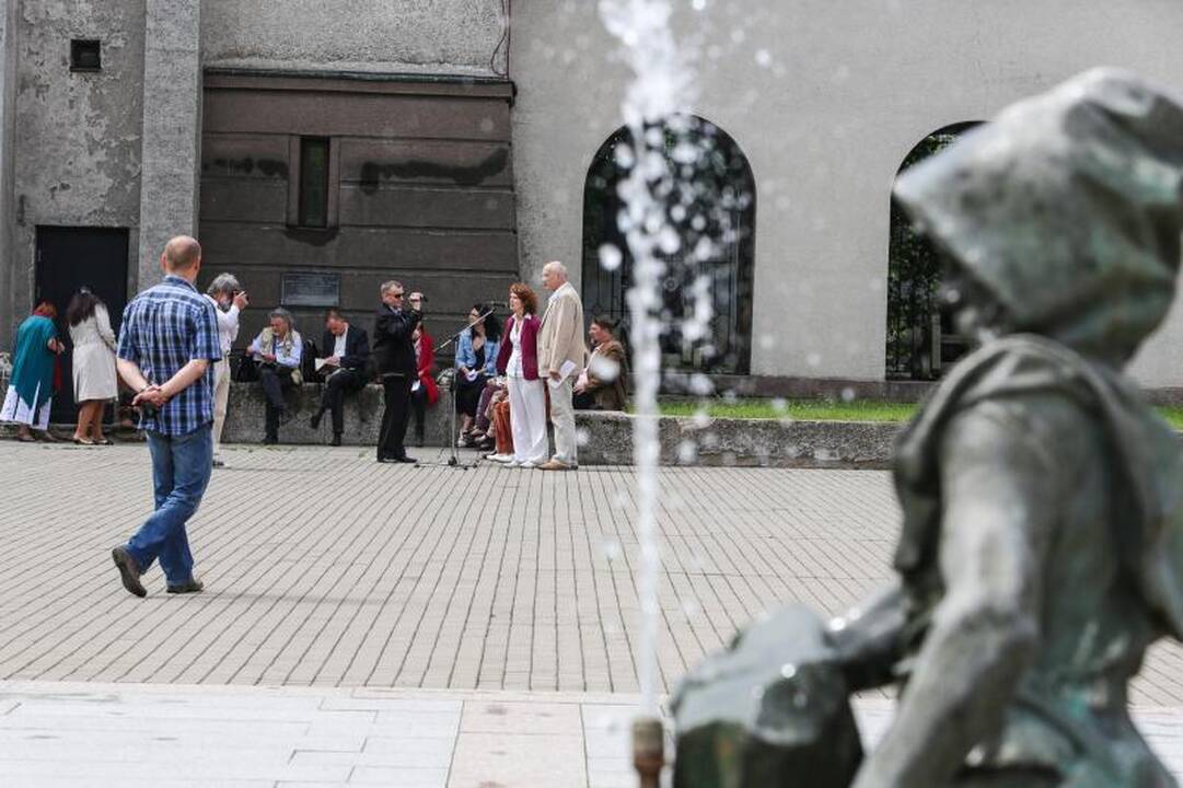 Ąžuolo vainikas papuošė trapius poetės T. Marcinkevičiūtės pečius