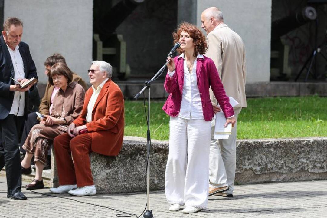 Ąžuolo vainikas papuošė trapius poetės T. Marcinkevičiūtės pečius