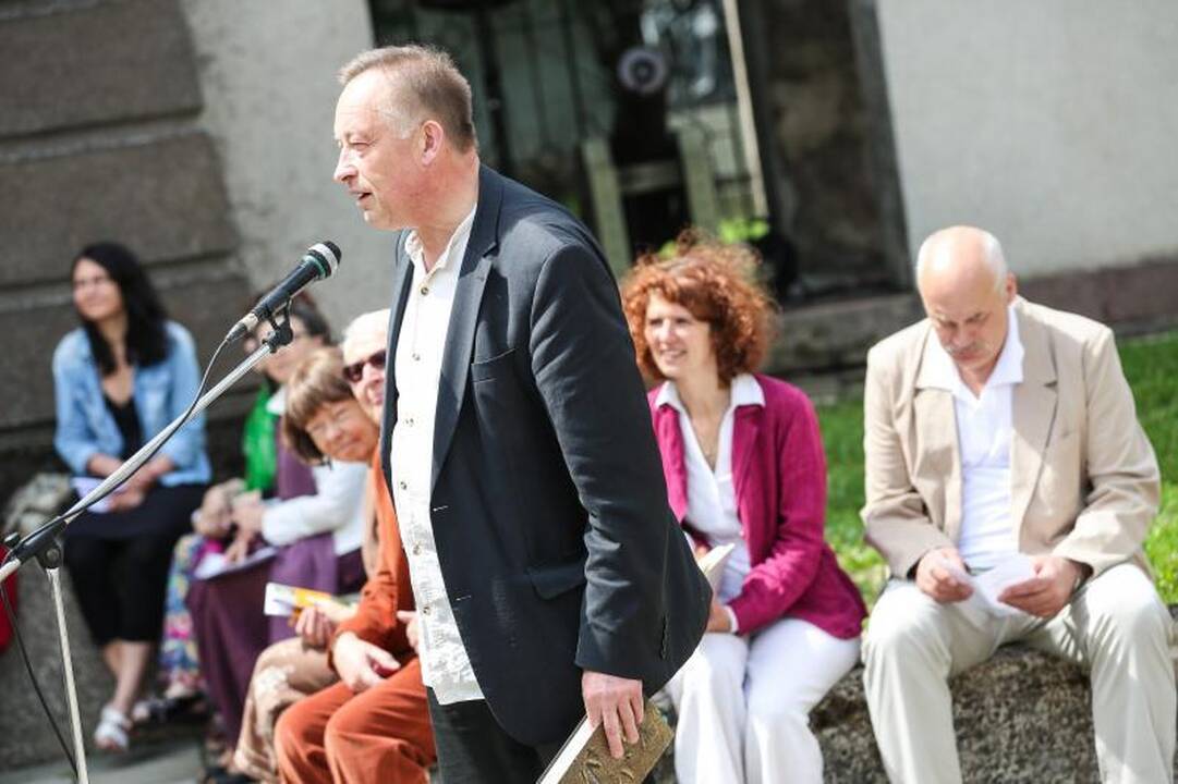 Ąžuolo vainikas papuošė trapius poetės T. Marcinkevičiūtės pečius