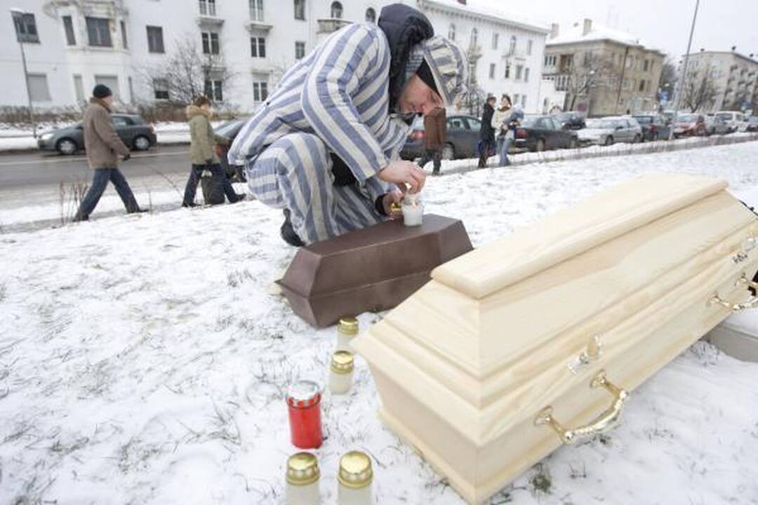Tėvai su vaikiškais karsteliais susirinko prie prokuratūrų (papildyta)