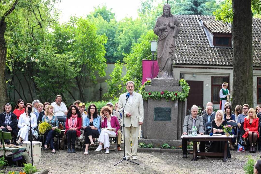 Ąžuolo vainikas papuošė trapius poetės T. Marcinkevičiūtės pečius