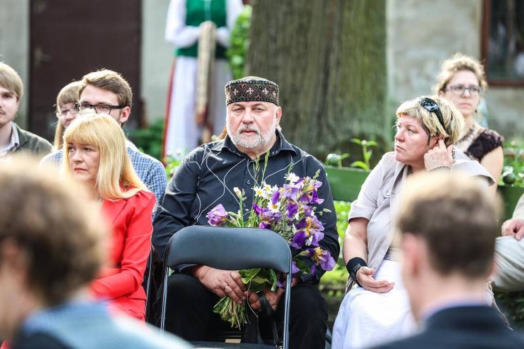 Ąžuolo vainikas papuošė trapius poetės T. Marcinkevičiūtės pečius