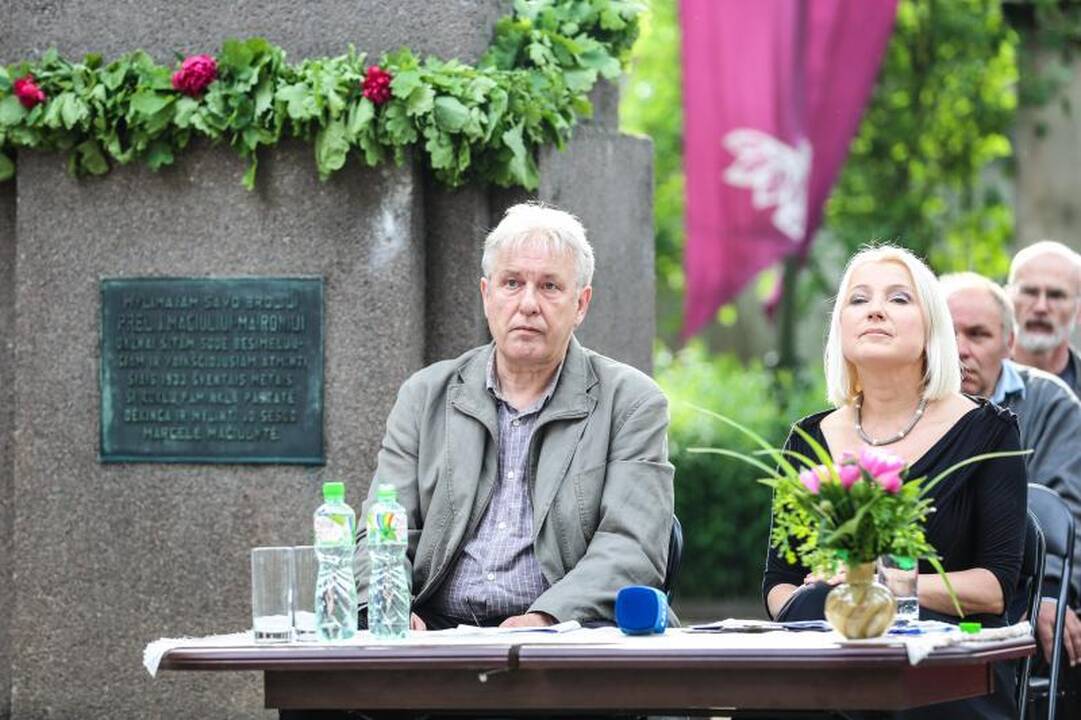 Ąžuolo vainikas papuošė trapius poetės T. Marcinkevičiūtės pečius