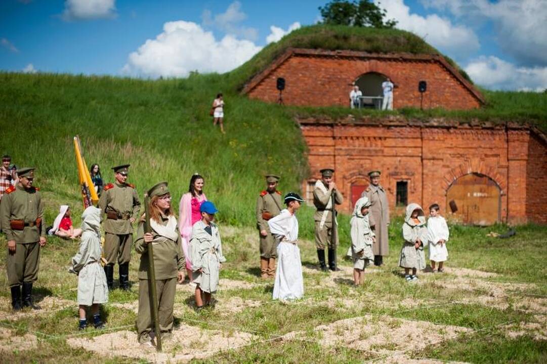 Forto pieva virto šachmatų lenta, o žmonės – karaliais ir rikiais