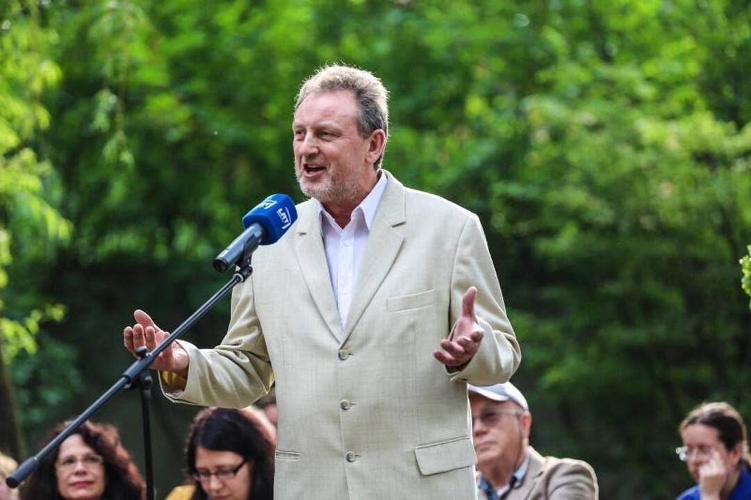 Ąžuolo vainikas papuošė trapius poetės T. Marcinkevičiūtės pečius