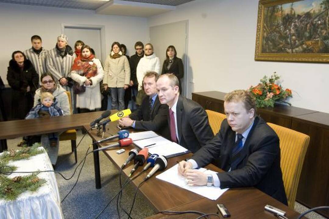 Tėvai su vaikiškais karsteliais susirinko prie prokuratūrų (papildyta)