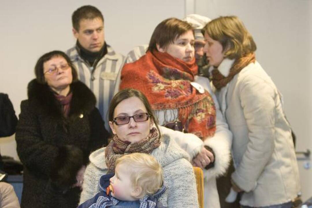 Tėvai su vaikiškais karsteliais susirinko prie prokuratūrų (papildyta)