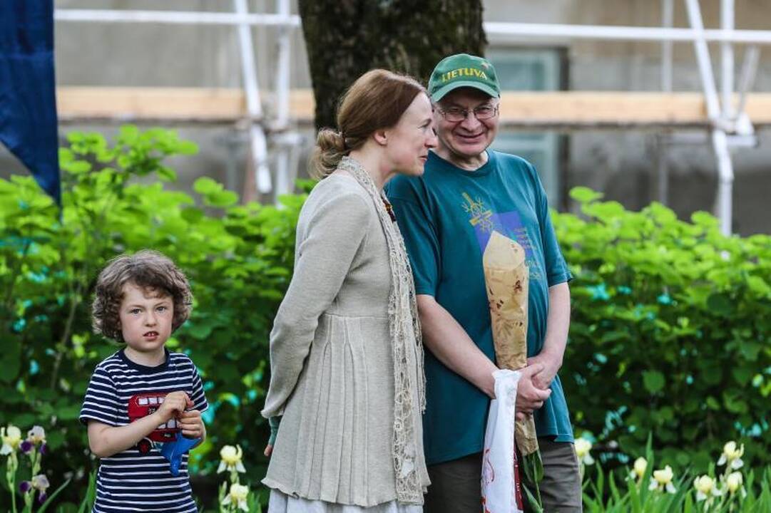 Ąžuolo vainikas papuošė trapius poetės T. Marcinkevičiūtės pečius