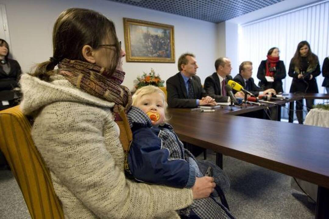 Tėvai su vaikiškais karsteliais susirinko prie prokuratūrų (papildyta)