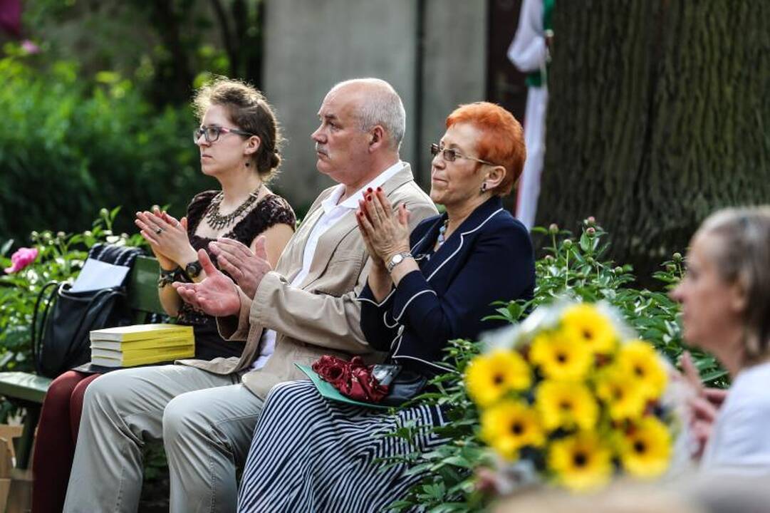 Ąžuolo vainikas papuošė trapius poetės T. Marcinkevičiūtės pečius