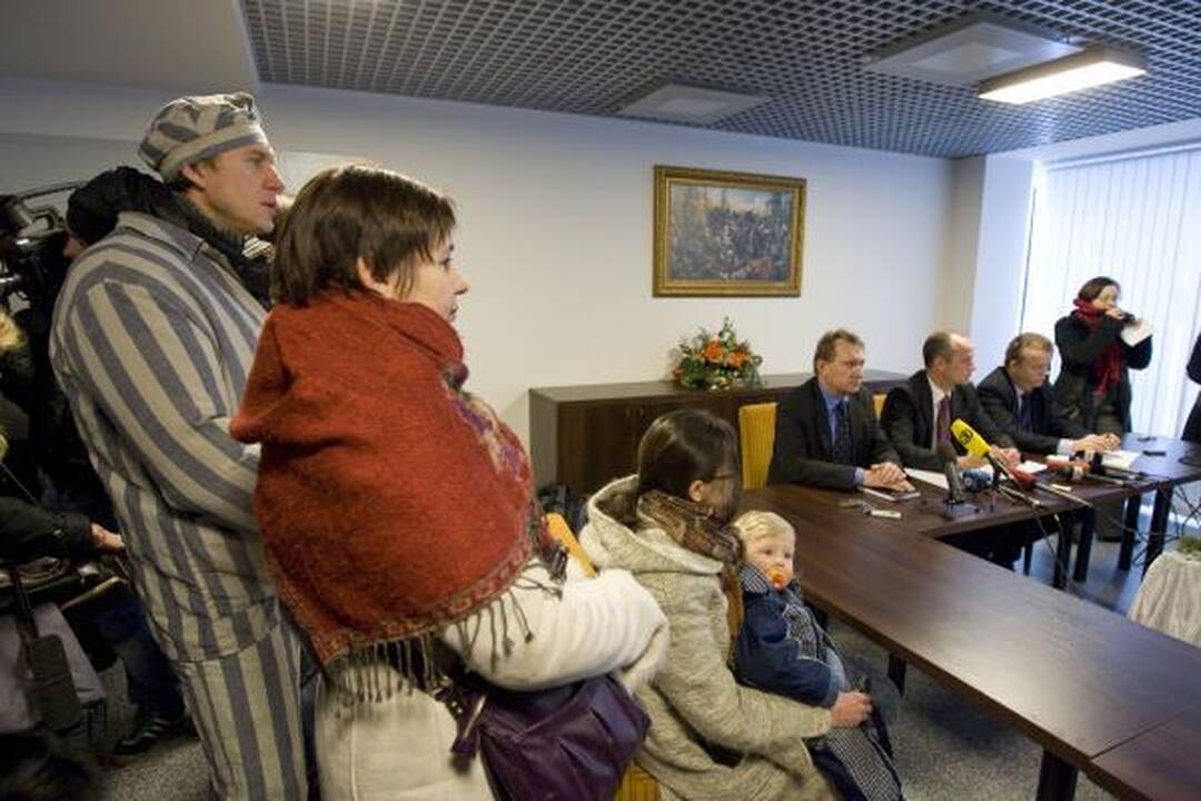 Tėvai su vaikiškais karsteliais susirinko prie prokuratūrų (papildyta)