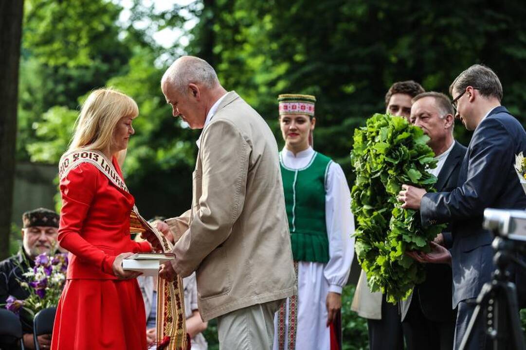 Ąžuolo vainikas papuošė trapius poetės T. Marcinkevičiūtės pečius