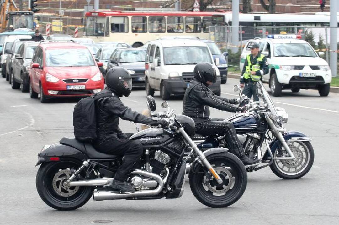 Ką turėtų žinoti motociklininkai ir jų kolegos prie automobilių vairo?
