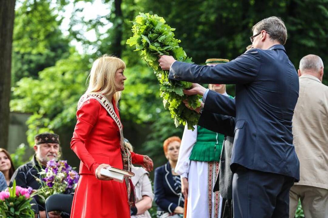 Ąžuolo vainikas papuošė trapius poetės T. Marcinkevičiūtės pečius