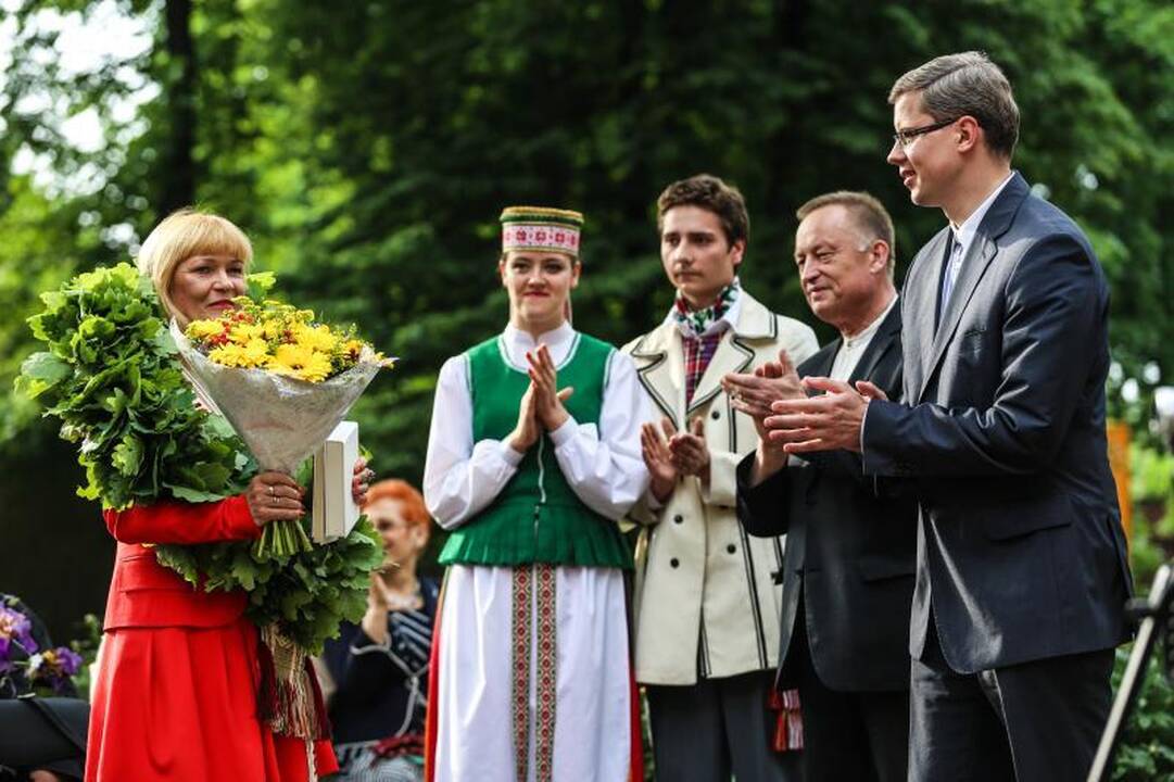 Ąžuolo vainikas papuošė trapius poetės T. Marcinkevičiūtės pečius