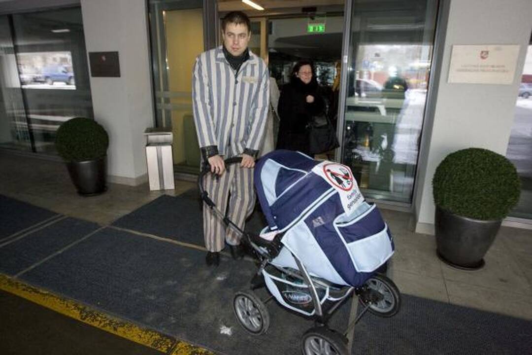 Tėvai su vaikiškais karsteliais susirinko prie prokuratūrų (papildyta)