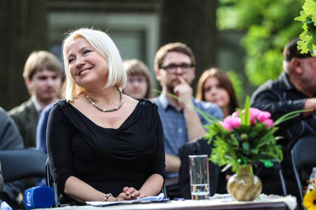 Ąžuolo vainikas papuošė trapius poetės T. Marcinkevičiūtės pečius
