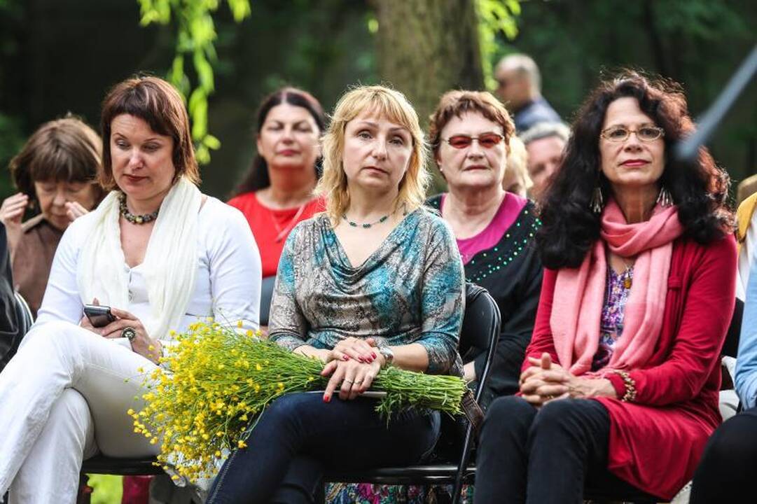 Ąžuolo vainikas papuošė trapius poetės T. Marcinkevičiūtės pečius