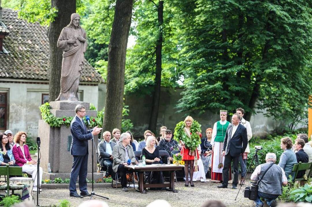 Ąžuolo vainikas papuošė trapius poetės T. Marcinkevičiūtės pečius