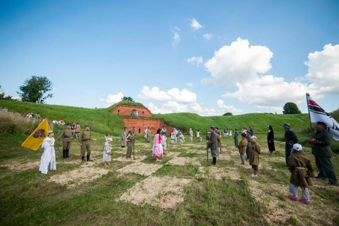 Forto pieva virto šachmatų lenta, o žmonės – karaliais ir rikiais