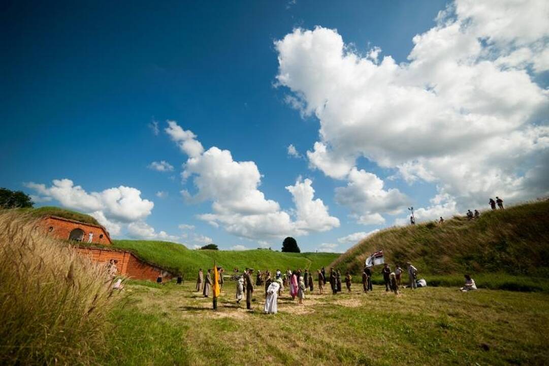 Forto pieva virto šachmatų lenta, o žmonės – karaliais ir rikiais