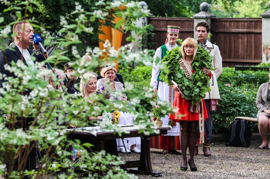 Ąžuolo vainikas papuošė trapius poetės T. Marcinkevičiūtės pečius