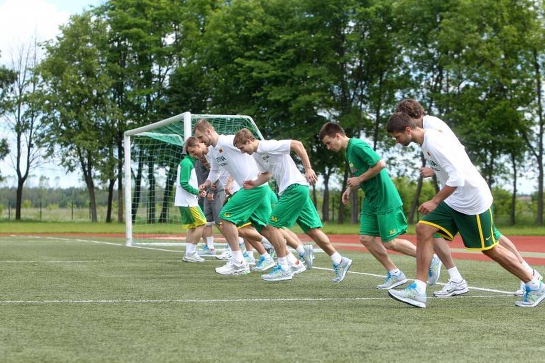 Pirmoje krepšinio rinktinės treniruotėje – optimistinės nuotaikos