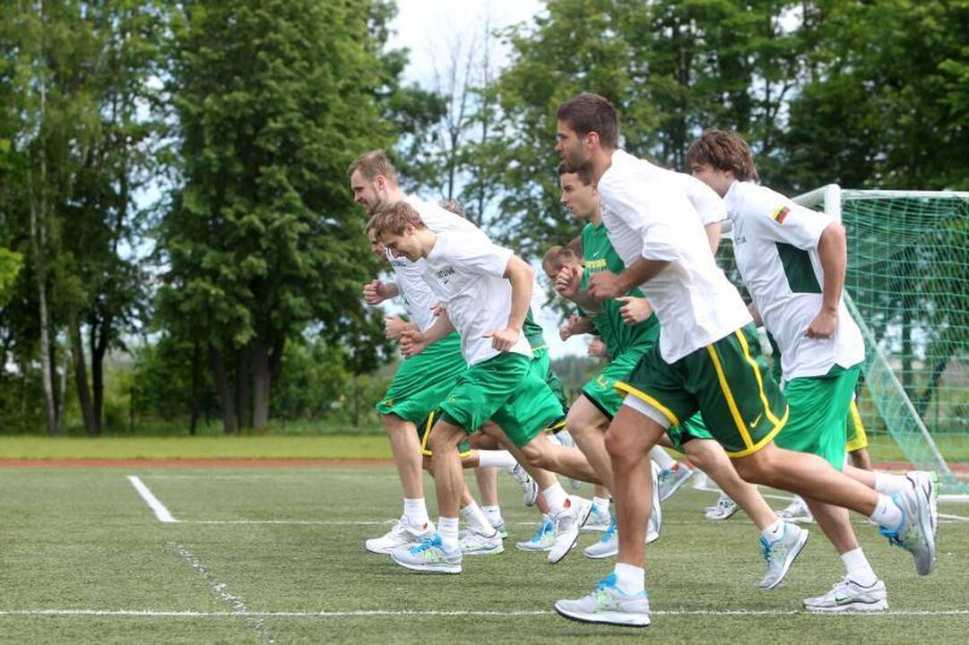 Pirmoje krepšinio rinktinės treniruotėje – optimistinės nuotaikos
