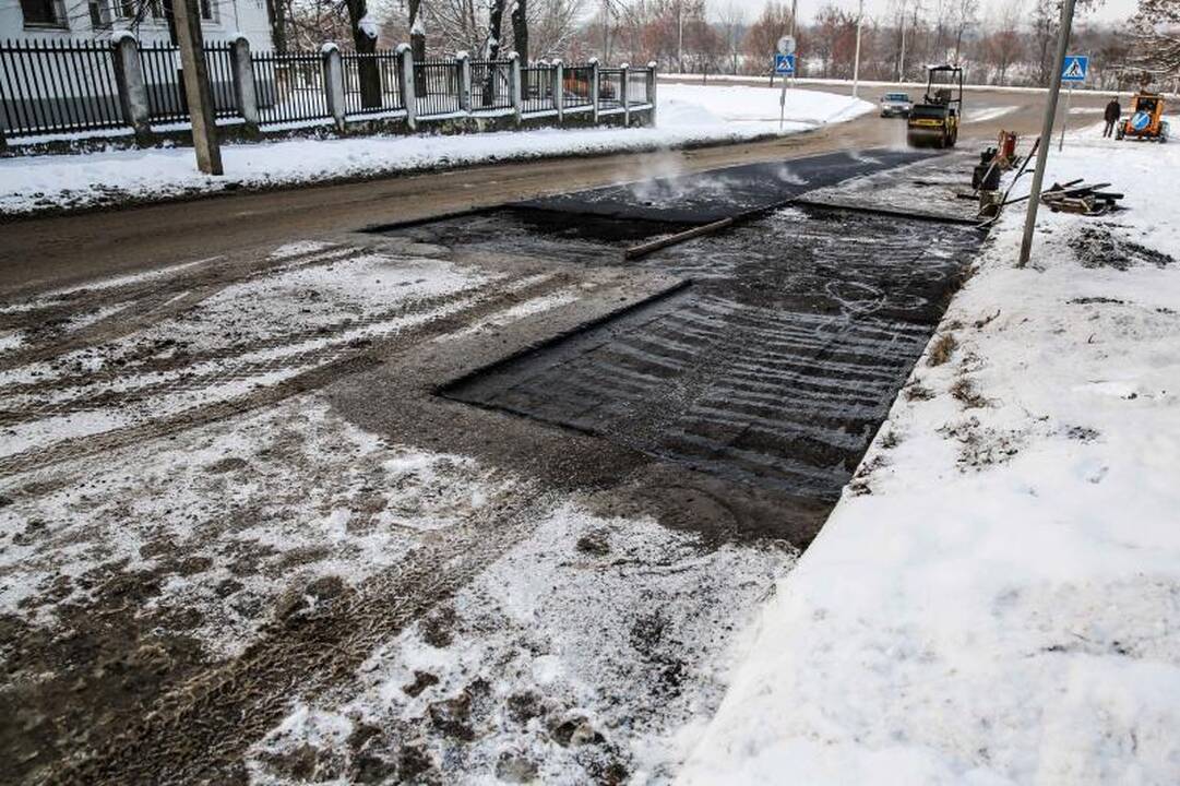 Aplaidumas ar išlaidumas? Kaune gatvės asfaltuojamos ir sningant