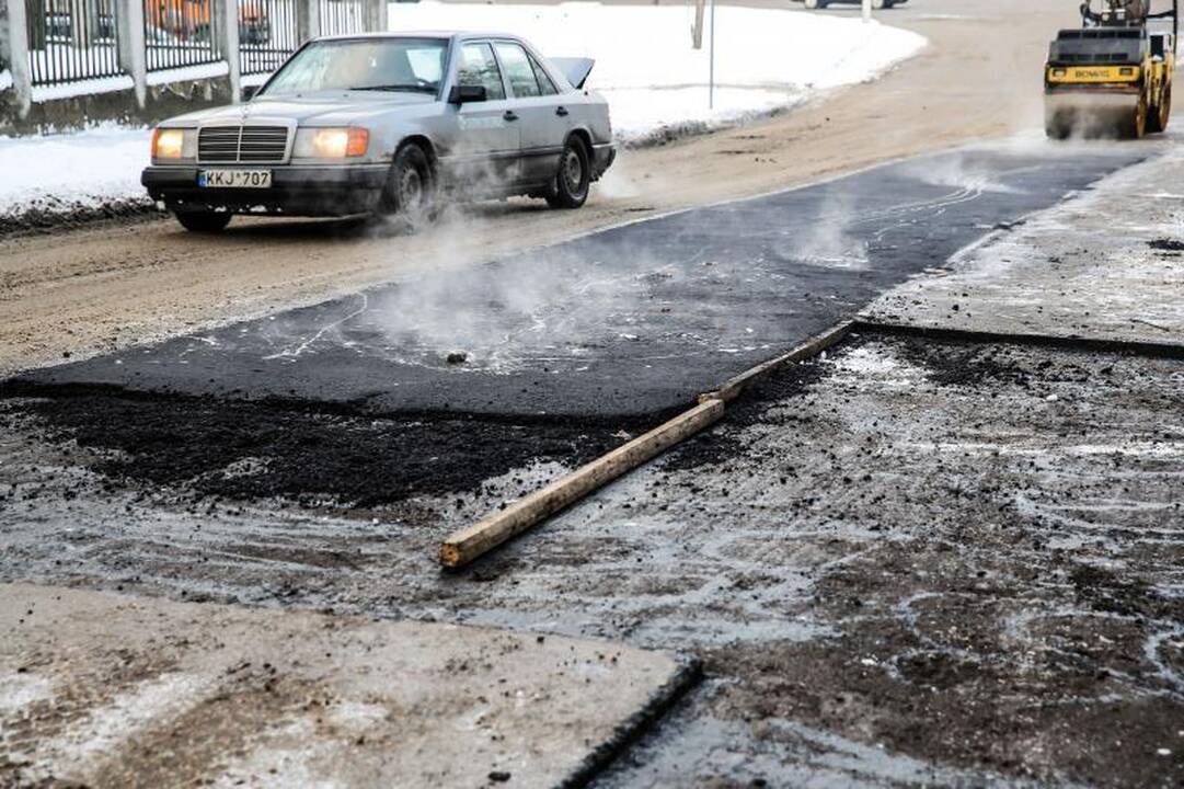 Aplaidumas ar išlaidumas? Kaune gatvės asfaltuojamos ir sningant