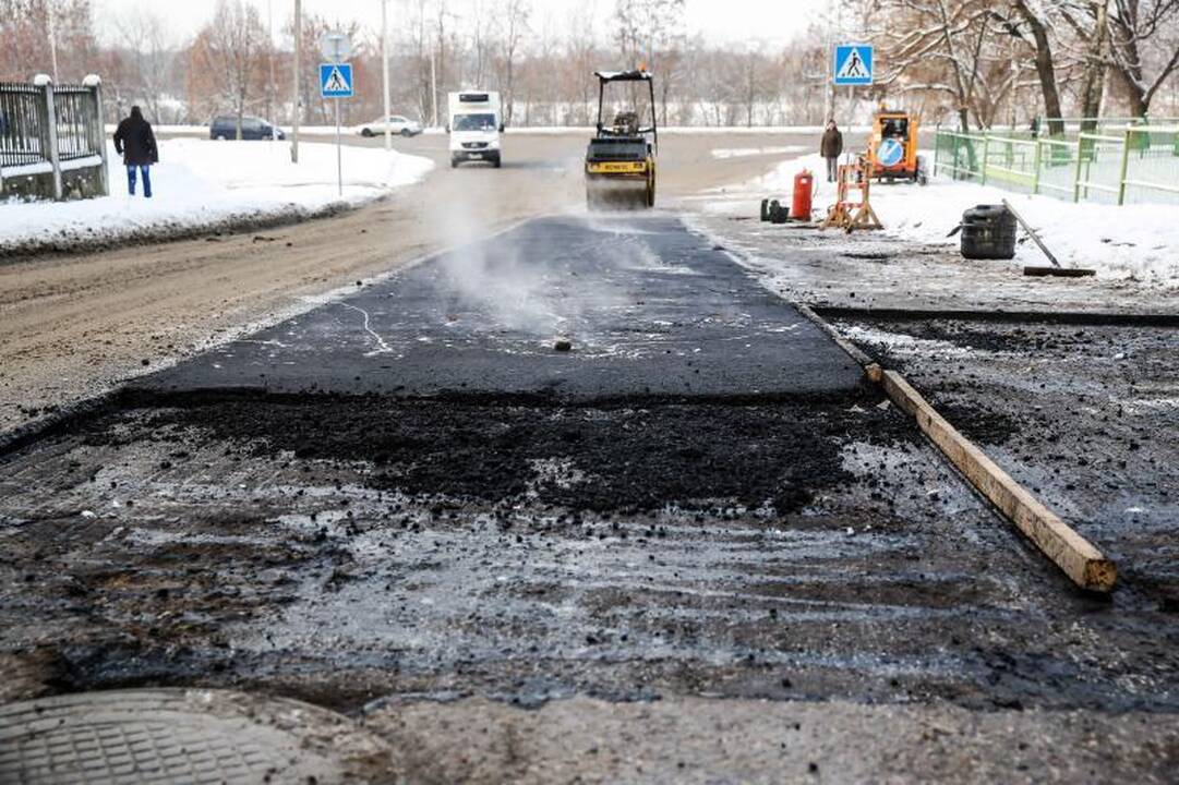 Aplaidumas ar išlaidumas? Kaune gatvės asfaltuojamos ir sningant