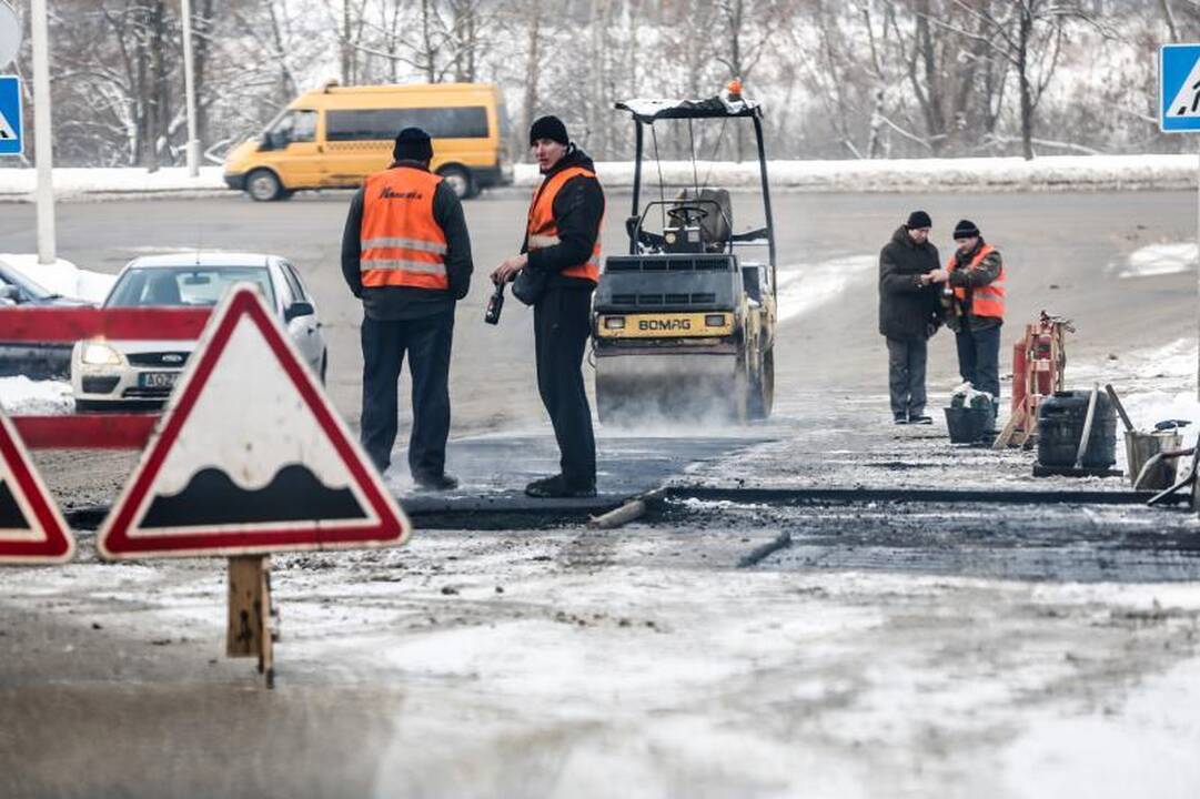 Aplaidumas ar išlaidumas? Kaune gatvės asfaltuojamos ir sningant