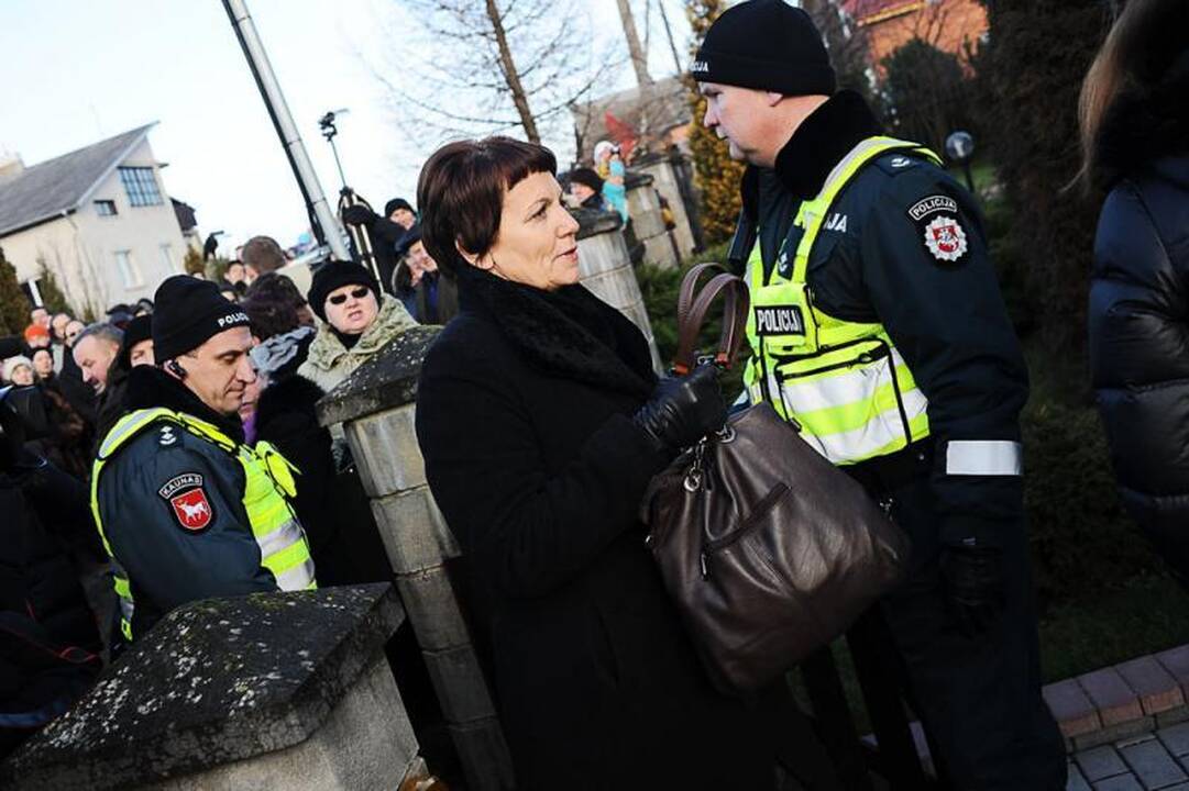Teismo sprendimas neįvykdytas, mergaitė liko namuose (dar papildyta)