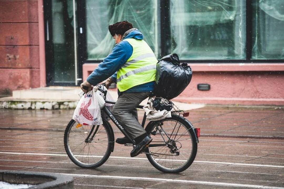 Sniegas         kelininkų     į    Kauno      gatves neišvijo