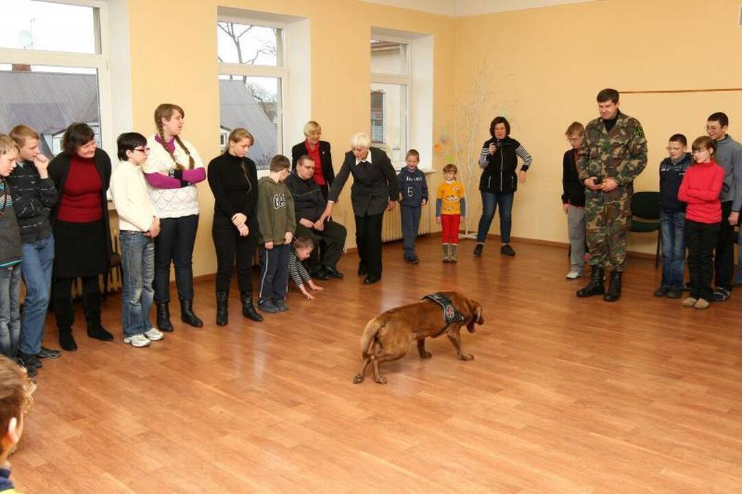Pasieniečių šunys silpnaregiams ir akliems vaikams dovanojo šilumą