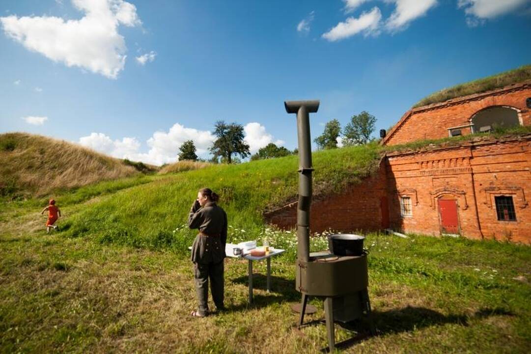 Forto pieva virto šachmatų lenta, o žmonės – karaliais ir rikiais