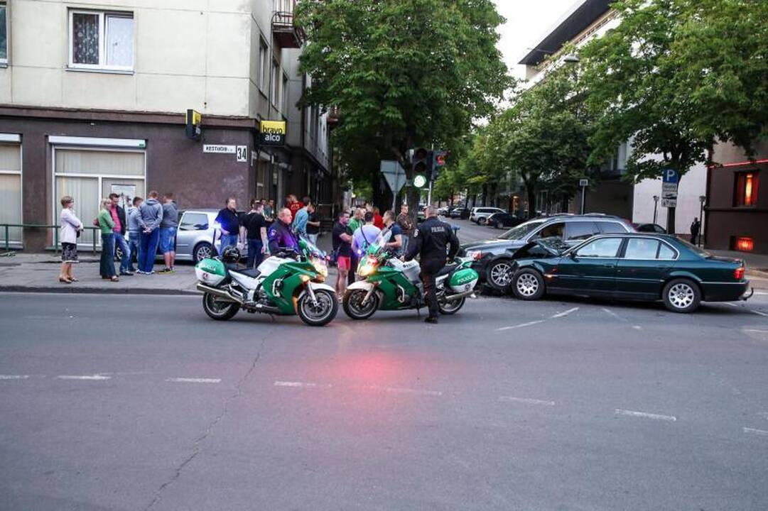 Kaune per trijų automobilių avariją sužeista moteris
