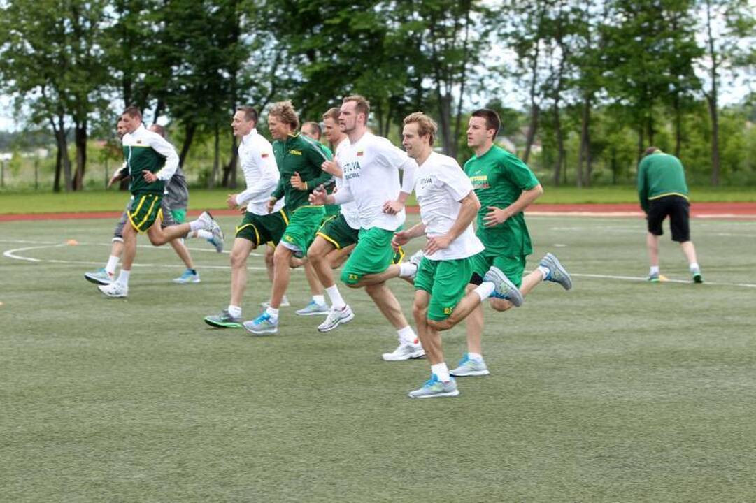 Pirmoje krepšinio rinktinės treniruotėje – optimistinės nuotaikos