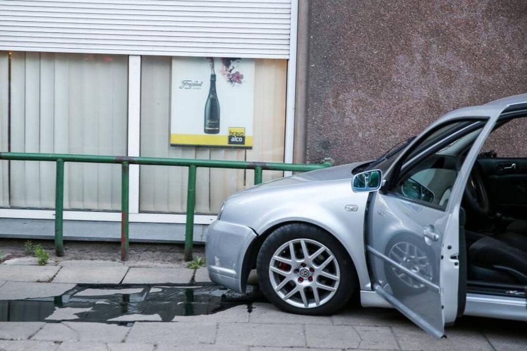 Kaune per trijų automobilių avariją sužeista moteris