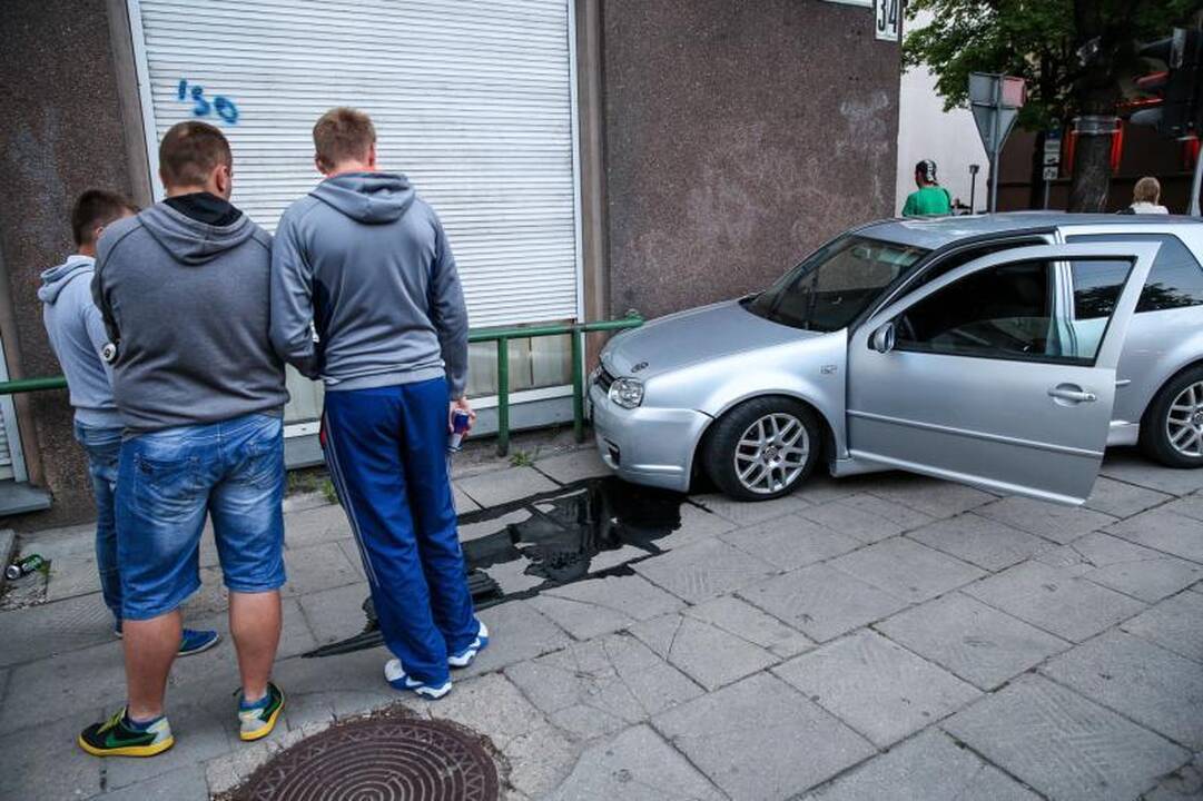 Kaune per trijų automobilių avariją sužeista moteris