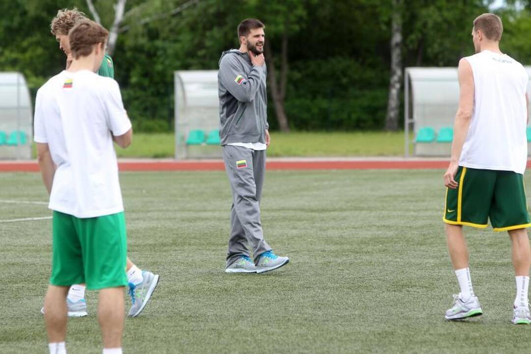 Pirmoje krepšinio rinktinės treniruotėje – optimistinės nuotaikos