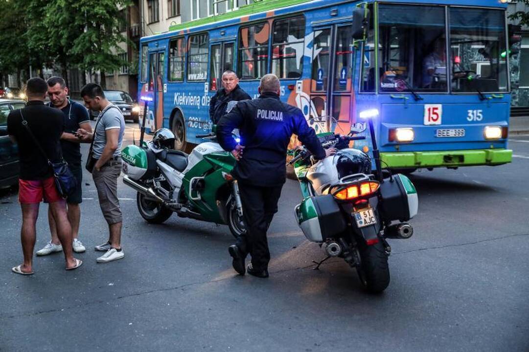 Kaune per trijų automobilių avariją sužeista moteris