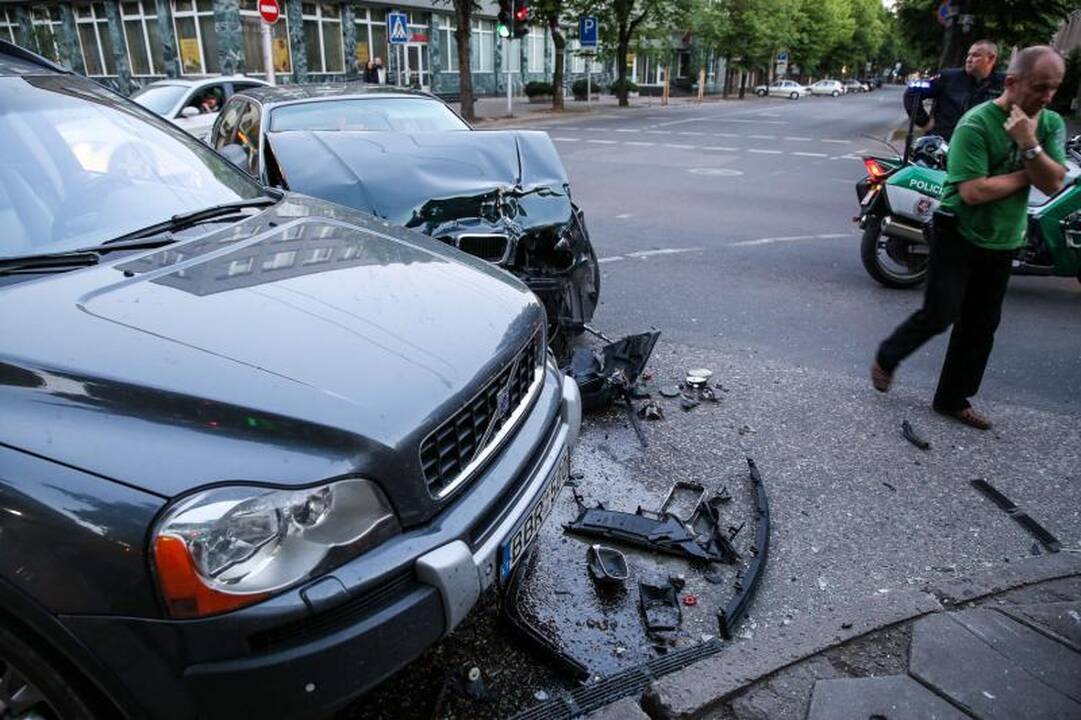 Kaune per trijų automobilių avariją sužeista moteris