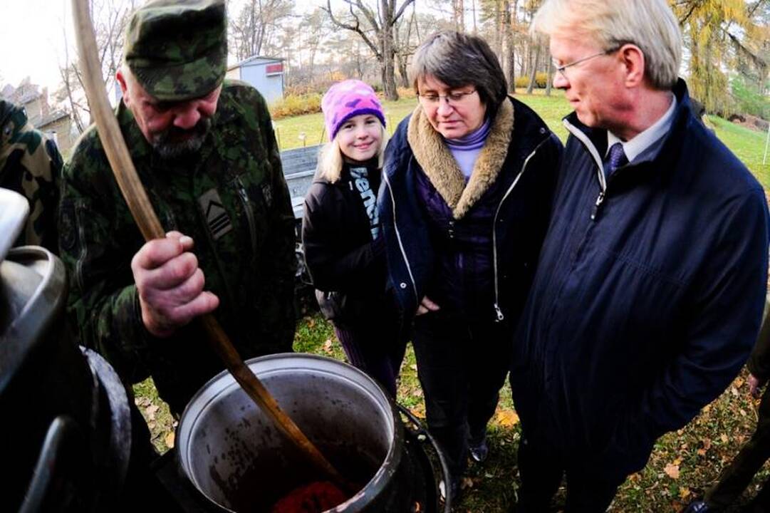 Ministras D.Jankauskas aukojo ir kvietė košės