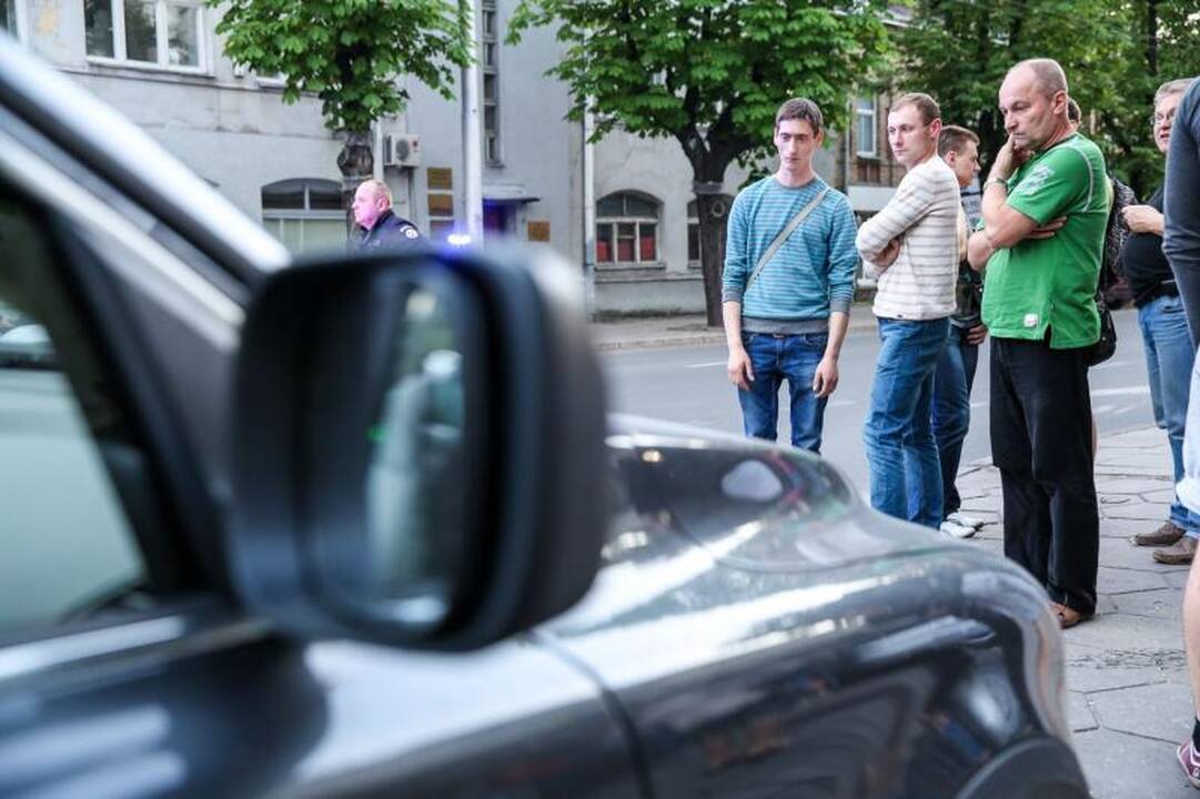 Kaune per trijų automobilių avariją sužeista moteris